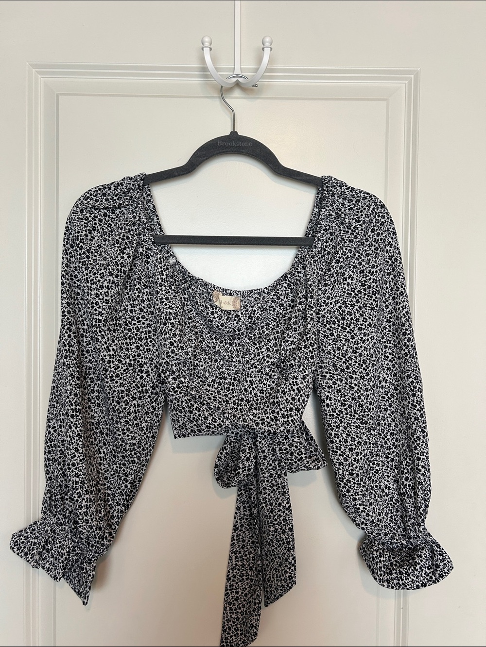 Altar’d State Cropped Black & White Floral Tie-Back Top
